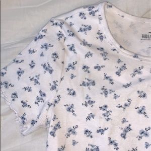 aesthetic floral print tee🤍
